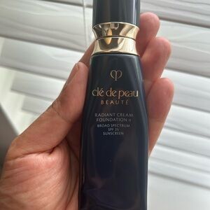 Clé de Peau Radiance Cream Foundation — Shade O30